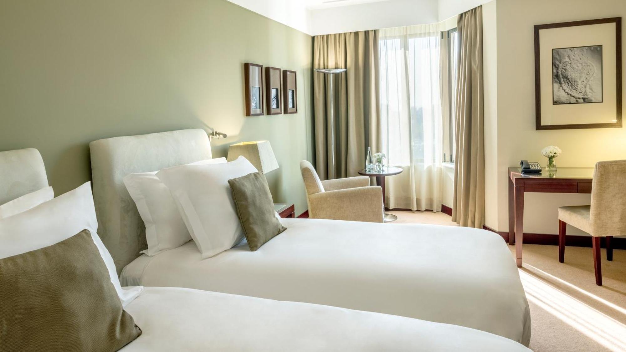 Crowne Plaza Porto By Ihg Hotel Екстериор снимка A typical room at the hotel