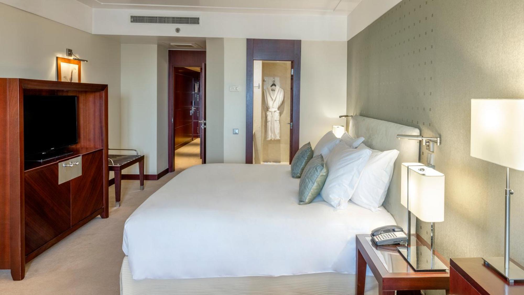 Crowne Plaza Porto By Ihg Hotel Екстериор снимка A bedroom at the hotel