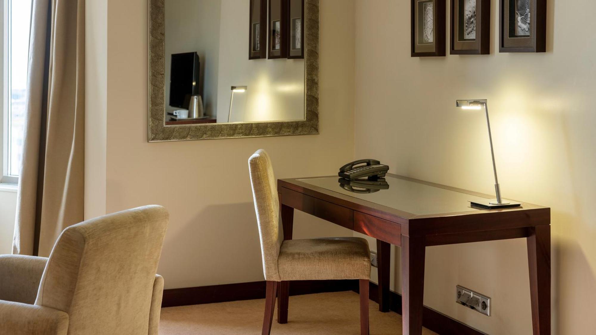 Crowne Plaza Porto By Ihg Hotel Екстериор снимка A desk with a built-in light