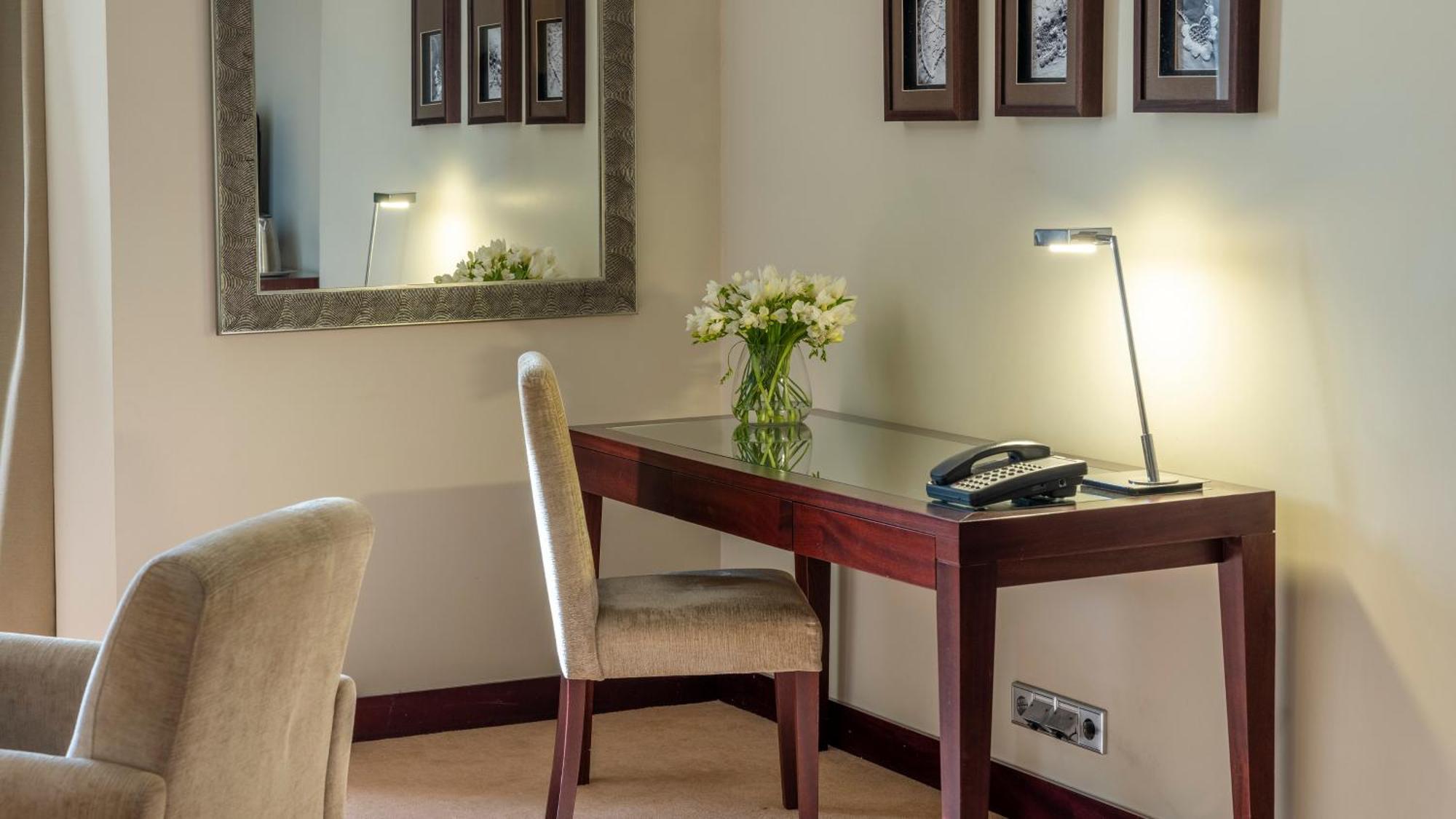 Crowne Plaza Porto By Ihg Hotel Екстериор снимка A desk with a telephone and a lamp
