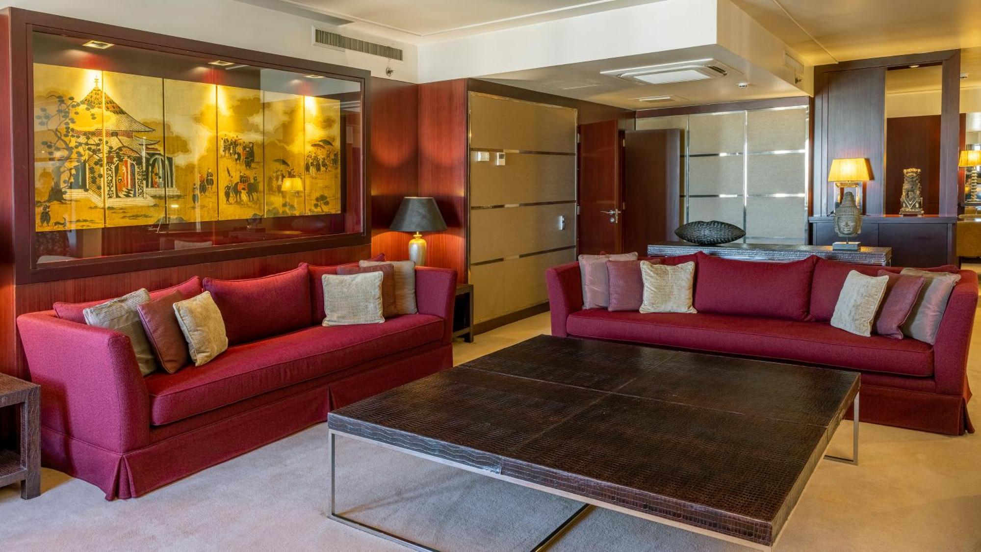 Crowne Plaza Porto By Ihg Hotel Екстериор снимка A living room in a suite at the Mandarin Oriental, Munich