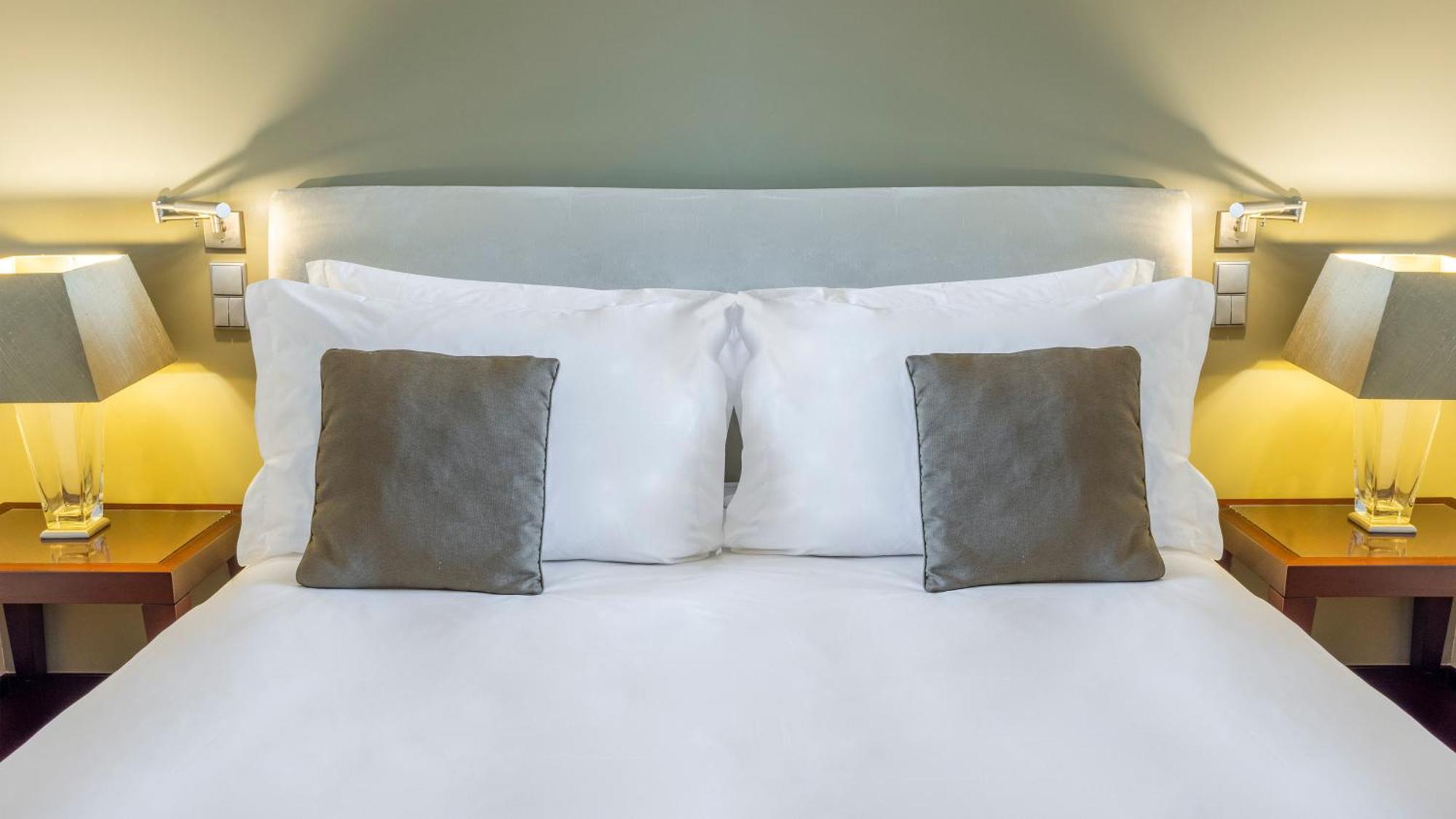 Crowne Plaza Porto By Ihg Hotel Екстериор снимка A bed with cushions