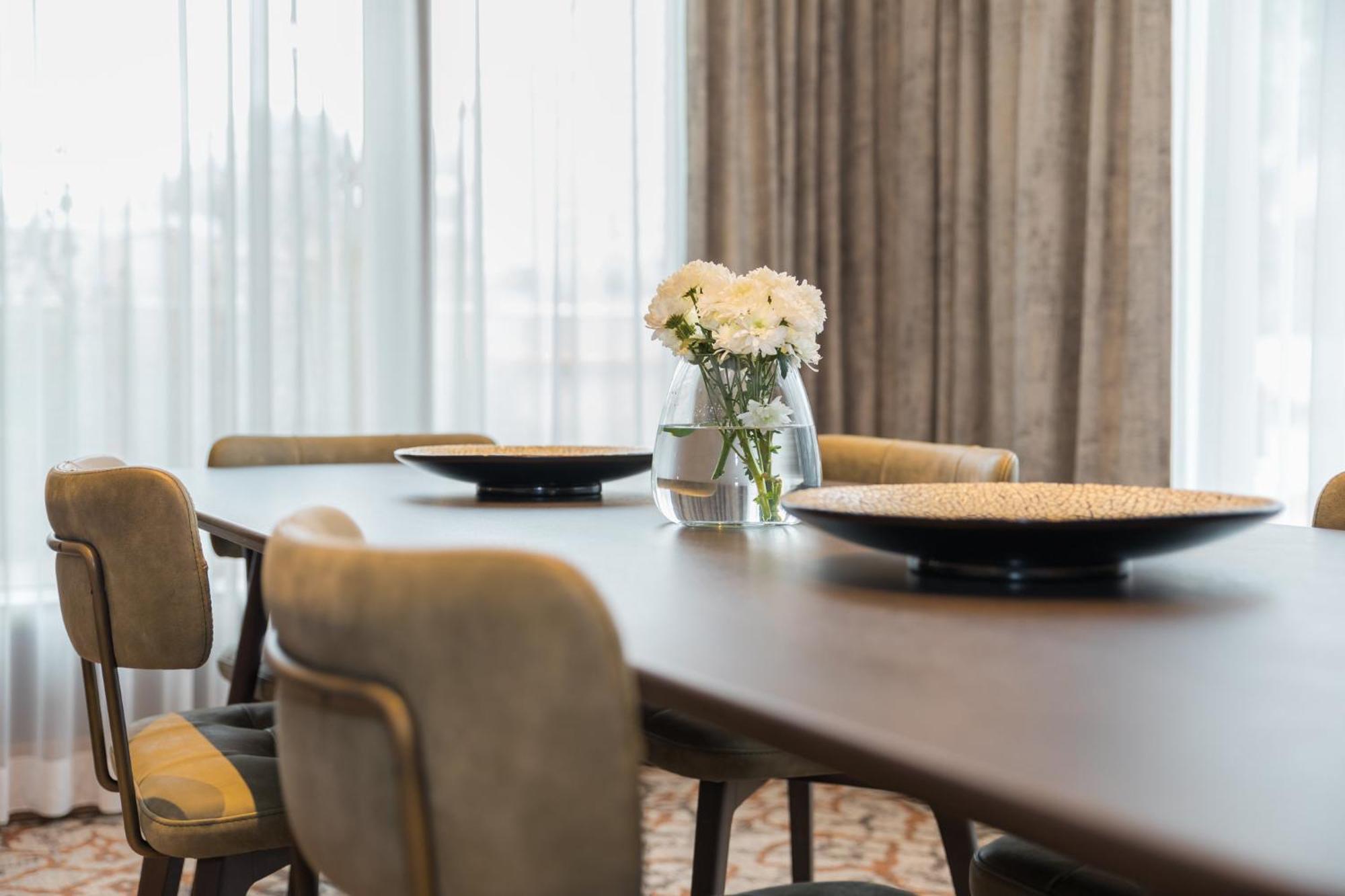 Crowne Plaza Porto By Ihg Hotel Екстериор снимка A dining room table with a vase of flowers