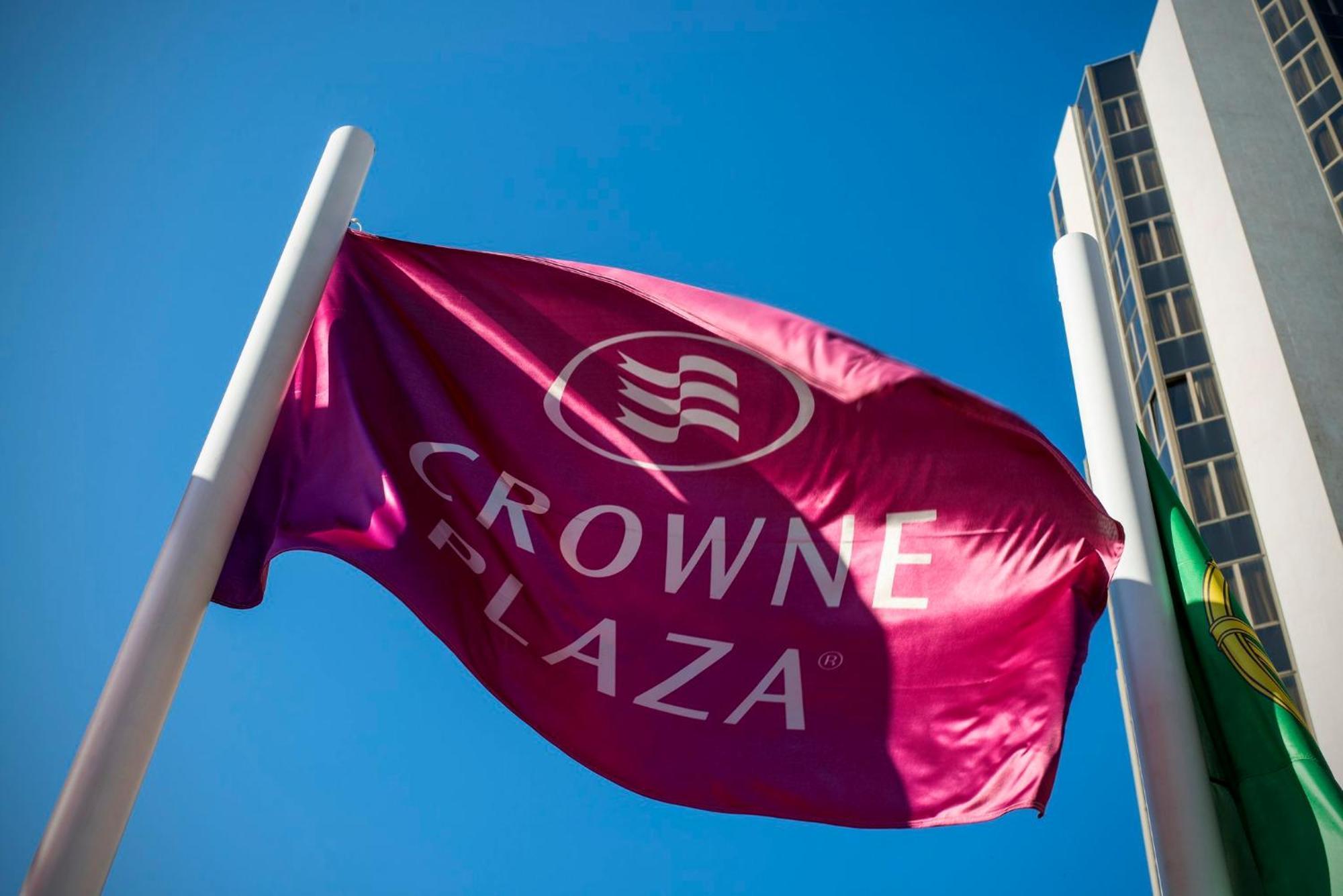 Crowne Plaza Porto By Ihg Hotel Екстериор снимка Crown Plaza flag