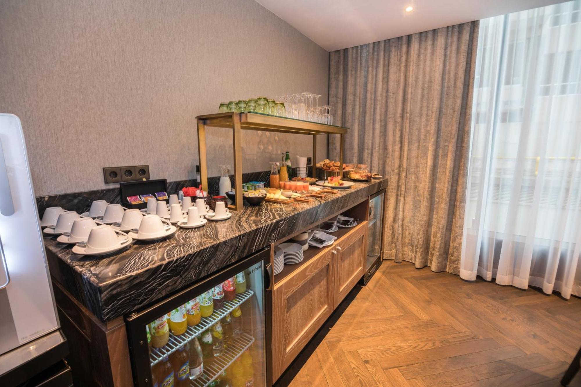 Crowne Plaza Porto By Ihg Hotel Екстериор снимка The buffet at the lounge